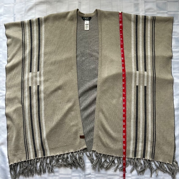 Roots Canada Grey Knit Frill Bottom Drape Poncho with Maple Leaf Detail - Picture 6 of 13